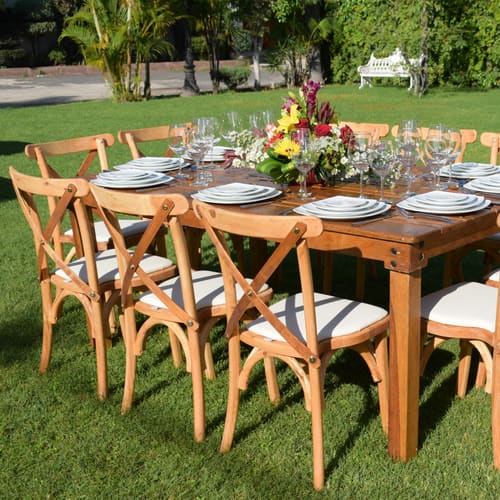 Mesas de madera montadas en un jardín