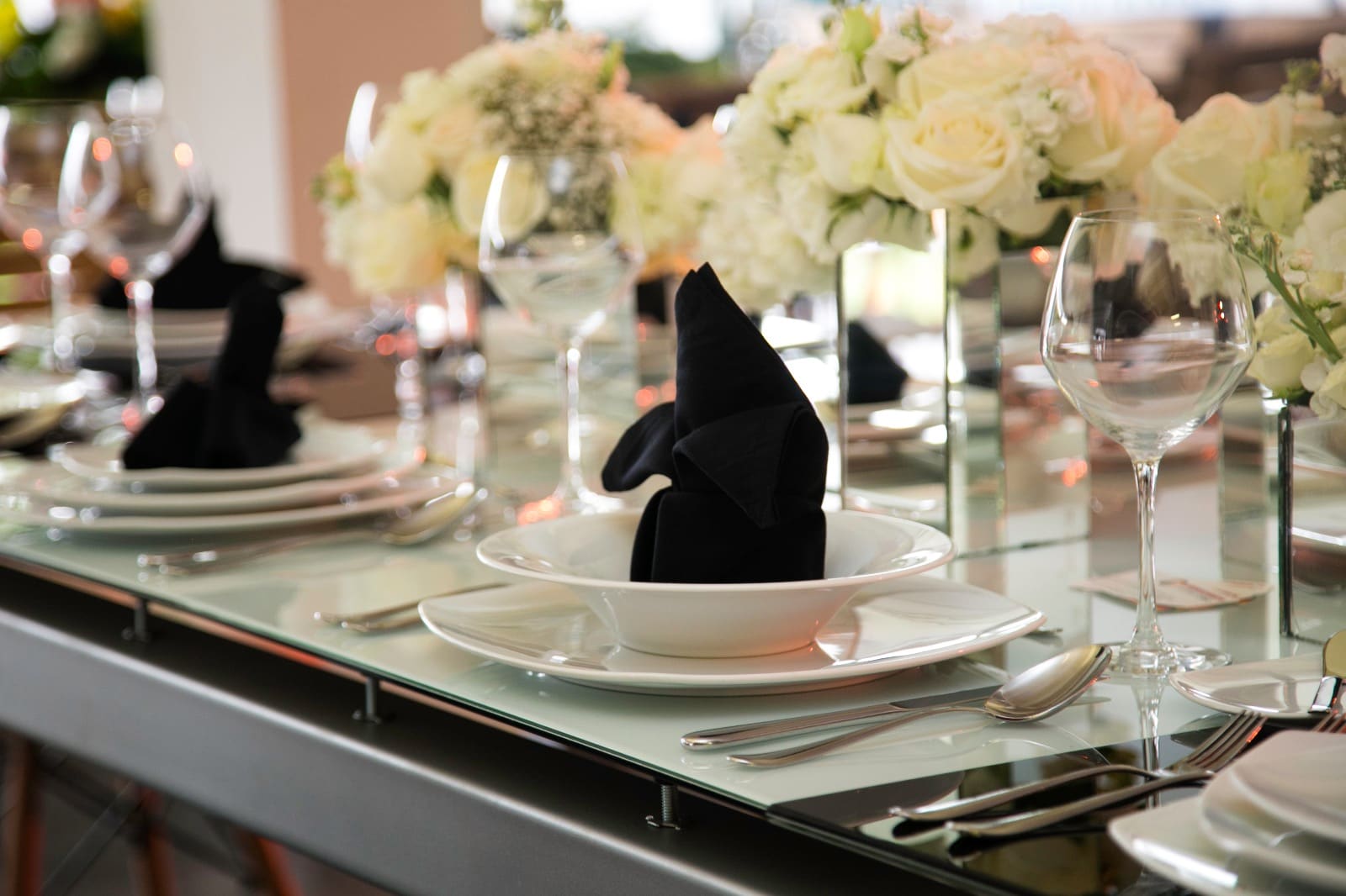 Montaje de mesa con vajilla, cristalería y cubiertos para un evento